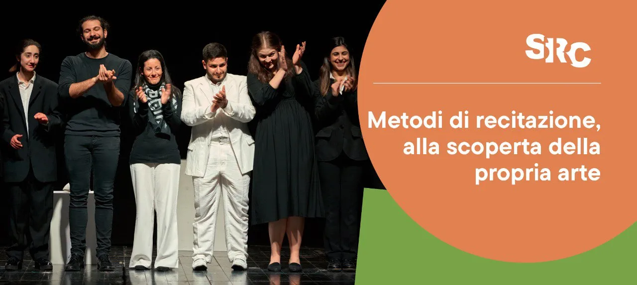 Interpreti applaudono su un palcoscenico